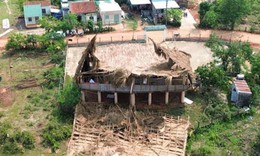 Mưa dông lại làm tốc mái hàng trăm ngôi nhà và hơn 400ha hoa màu bị thiệt hại