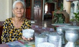 Chuyện gia đình ba thế hệ 'giữ lửa' nghề chạm bạc ở làng gốm Bàu Trúc