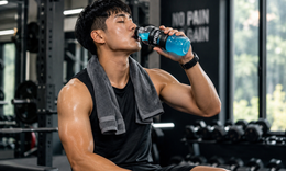 Tập luyện ngày hè: Khi nào nên dùng đồ uống thể thao thay vì nước lọc?