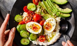 Bữa sáng chọn trứng hay sữa chua Hy Lạp để cung cấp protein tốt nhất?
