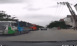Một tài xế xe biển đỏ bị phạt và trừ điểm giấy phép lái xe vì lỗi này