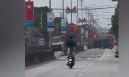 Buông cả hai tay, đánh võng giữa đường, nam thanh niên trả giá đắt