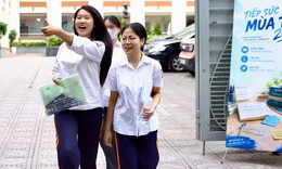 Sĩ tử rạng rỡ rời trường thi môn Toán vì làm bài như ý