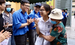 Cha mẹ đồng hành cùng sĩ tử: 'Điểm số không quan trọng bằng việc con trưởng thành'