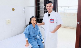 Uống thuốc nam hơn 10 năm, cụ bà mang khối sỏi thận khổng lồ như ‘củ gừng’