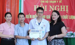Trao hơn 15,7 triệu đồng tới gia đình bác sĩ trẻ mắc suy thận giai đoạn cuối