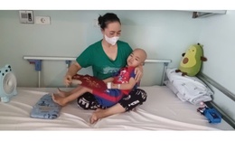 'Cả đời tôi chỉ biết đầu tắt mặt tối, giờ 2 con bệnh nặng không biết lấy gì cứu con'