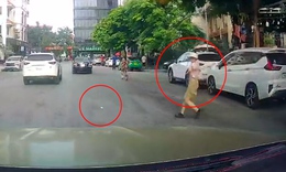 Người phụ nữ lao thẳng vào đầu ô tô chỉ để nhặt quả xoài rụng