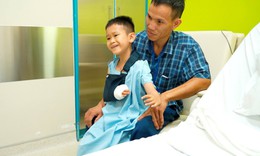 Cậu bé hát dân ca trong phòng mổ và hành trình hơn 10 năm đi tìm đôi tay lành lặn