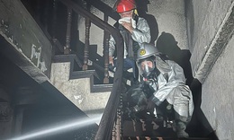 Cháy nhà dân lúc 4h sáng ở Hà Nội, cảnh sát lao vào giải cứu 2 người mắc kẹt