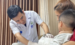Máy dập nắp cốc nhựa khiến bé trai 22 tháng tuổi gần đứt rời bàn tay
