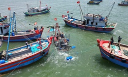 Chìm tàu cá công suất lớn gần cửa biển Nghệ An