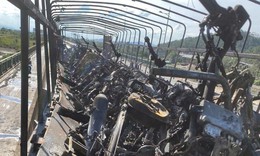 Ô tô tải chở xe máy bốc cháy dữ dội khi qua cầu cầu Bến Thủy 2
