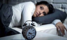 Vì sao phụ nữ tiền mãn kinh dễ bị mất ngủ? Làm gì để cải thiện tình trạng này?