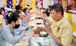 Giá vàng sáng 25/6 tiếp tục lao dốc, người mua tranh thủ 'bắt đáy'