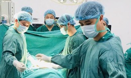 Bác sĩ Bệnh viện Bạch Mai cơ sở Ninh Bình mổ xuyên đêm cứu người đàn ông khỏi liệt