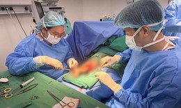 Lóc da sau tai nạn giao thông, cô gái trải qua 4 lần phẫu thuật ghép da