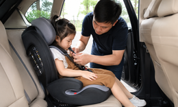 Từ 15/8, tài xế chở trẻ em trên ô tô cần lưu ý quy định mới này