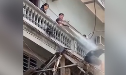 Xác minh clip hàng xóm dùng vòi nước xịt thẳng vào người thợ đang tháo dỡ công trình