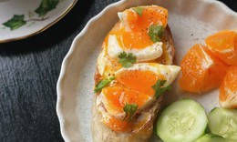 Người tăng axit uric máu cần lưu ý gì khi ăn trứng ngày hè
