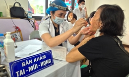 Người cao tuổi, người khuyết tật phấn khởi đi khám sức khỏe miễn phí ngay tại phường 