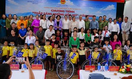'Thắp sáng những ước mơ' cho hàng trăm trẻ em khó khăn