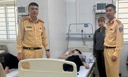 Dùng xuồng cao tốc đưa nữ thuyền viên nghi tai biến đi cấp cứu
