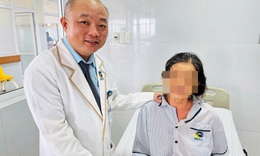Một người bị tắc mật và viêm tụy cấp do kẹt thức ăn