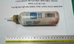 Chai nhựa dài 20cm mắc sâu trong trực tràng sau hành động tự xử của người đàn ông