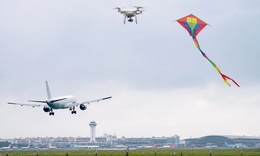 Drone, diều xuất hiện gần sân bay, hàng chục chuyến bay phải dừng chờ