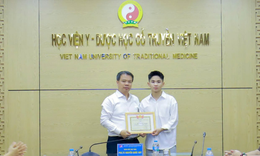Học viện Y - Dược học cổ truyền Việt Nam khen thưởng kịp thời nam sinh viên cứu người giữa đường