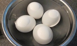Có nên ngâm trứng vào nước lạnh sau khi luộc?