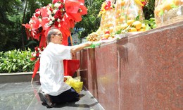 Xúc động dòng người đến tri ân các Anh hùng liệt sĩ tại Công viên Lê Thị Riêng