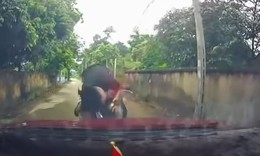 Vừa lái xe vừa mải xem điện thoại, người đàn ông lao thẳng vào đầu ô tô