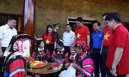 Hành trình 'Tôi yêu Tổ quốc tôi' đến với người dân vùng biên