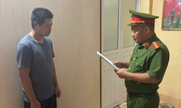 Cởi trần xông vào trụ sở UBND xã, nam thanh niên xúc phạm cán bộ, đập phá tài sản