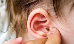 Cần làm gì khi nghi ngờ trẻ bị viêm tai giữa, cách nhận biết?