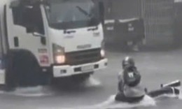 Mưa lớn biến quốc lộ thành dòng sông, nam thanh niên suýt gặp nạn vì dòng chảy xiết