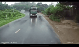 Video vụ xe đầu kéo lấn làn gây tai nạn ở Thái Nguyên khiến 11 người bị thương