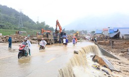 Nguy hiểm khi du lịch mùa mưa bão, du khách suýt bị lũ cuốn trôi