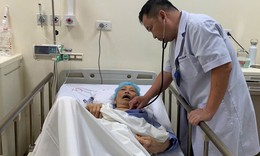 Thay van hai lá qua đường ống thông kết hợp can thiệp mạch vành cứu sống cụ bà 84 tuổi bị sốc tim