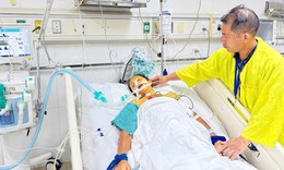 Xót xa gia cảnh mẹ nguy kịch trong phòng hồi sức, con trai bại não mòn mỏi chờ mẹ trở về