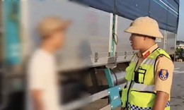 Dùng biên bản quá hạn thay giấy phép lái xe, tài xế và chủ xe nhận phạt gần 80 triệu đồng 