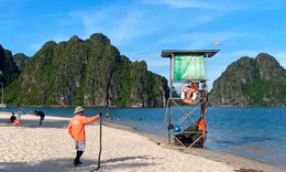 Khoảnh khắc người cứu hộ khống chế rắn tại bãi tắm khiến nhiều người nín thở