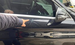Người phụ nữ hầu toà vì cào xước xe Mercedes đỗ trước cửa nhà