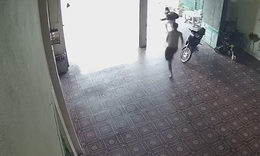 Camera ghi lại màn rượt đuổi nghẹt thở, tên trộm bỏ xe máy tháo chạy trong tích tắc 