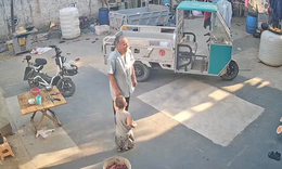 Khoảnh khắc cậu bé nhỏ xíu dắt ông khiếm thị vào nhà khiến hàng triệu người xúc động