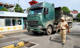 Lách đường nhỏ, chọn giờ vắng, xe chở quá tải vẫn không thoát CSGT