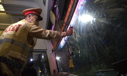 Kiểm tra an toàn xe khách tại Hà Nội: 'Nhiều hành khách  nghịch búa thoát hiểm rồi mang về'