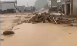 Nước lũ lại cuồn cuộn đổ về Mường Than sau mưa lớn, gây sạt lở, cô lập nhiều tuyến đường